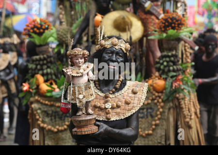 Vieille Femme tenant un Santo Nino figure, Ati Atihan Festival, Kalibo, Aklan, dans l'ouest de l'île de Panay, région des Visayas, Philippines Banque D'Images