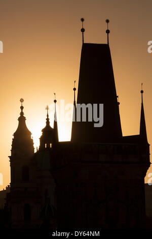 Tour du pont de la vieille ville en silhouette, Prague, République Tchèque, Europe Banque D'Images