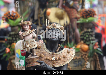 Vieille Femme tenant un Santo Nino figure, Ati Atihan Festival, Kalibo, Aklan, dans l'ouest de l'île de Panay, région des Visayas, Philippines Banque D'Images