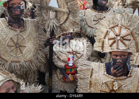 Jeune fille dans un groupe tenant un Santo Nino figure, Ati Atihan Festival, Kalibo, Aklan, région Western Visayas, l'Île Panay, Phil Banque D'Images