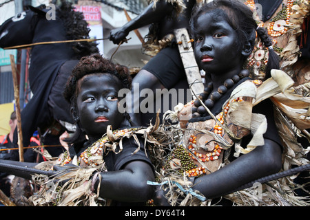 Les enfants avec des traînées noires visages, Ati Atihan Festival, Kalibo, Aklan, dans l'ouest de l'île de Panay, région des Visayas, Philippines Banque D'Images
