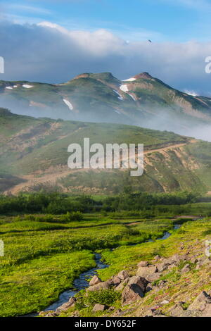 Haut du volcan à Vilyuchinsk à travers un nuage, du Kamtchatka, la Russie, l'Eurasie Banque D'Images