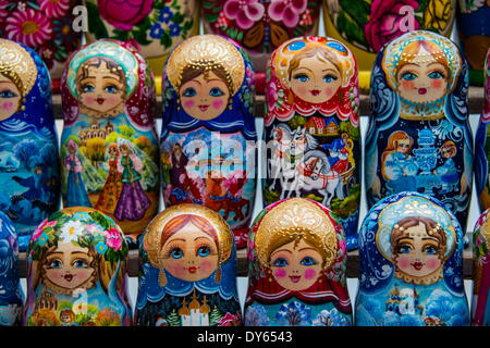 Poupées russes à vendre comme souvenirs à Kiev (Kyiv), l'Ukraine, l'Europe Banque D'Images