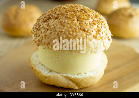 Bun aux graines de sésame et au fromage avec poivron jaune. Banque D'Images