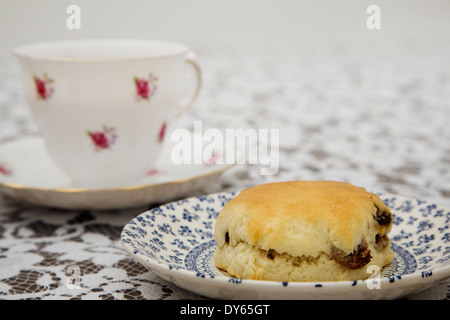 Thé anglais l'après-midi avec thé tasse soucoupe Vintage,avec des scones sur une nappe flore Banque D'Images