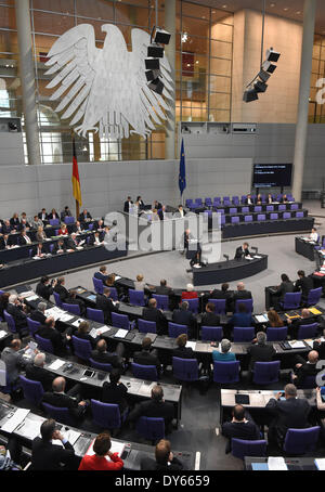 Berlin, Allemagne. Le 08 Avr, 2014. Le ministre allemand des Finances Wolfgang Schaeuble (CDU) présente le budget fédéral pour l'année 2014 au Bundestag à Berlin, Allemagne, le 08 avril 2014. Photo : TIM BRAKEMEIER/DPA/Alamy Live News Banque D'Images