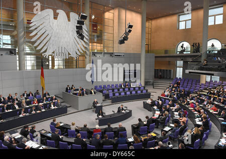 Berlin, Allemagne. Le 08 Avr, 2014. Le ministre allemand des Finances Wolfgang Schaeuble (CDU) présente le budget fédéral pour l'année 2014 au Bundestag à Berlin, Allemagne, le 08 avril 2014. Photo : TIM BRAKEMEIER/DPA/Alamy Live News Banque D'Images