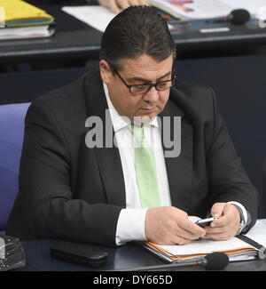 Berlin, Allemagne. Le 08 Avr, 2014. Le ministre allemand de l'économie et l'énergie Sigmar Gabriel (SPD) se penche sur son téléphone mobile pendant le débat sur le budget fédéral pour l'année 2014 au Bundestag à Berlin, Allemagne, le 08 avril 2014. Photo : TIM BRAKEMEIER/DPA/Alamy Live News Banque D'Images