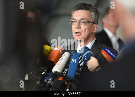 Berlin, Allemagne. Le 08 Avr, 2014. Le ministre allemand de l'intérieur Thomas de Maizière (CDU) observations sur le dernier verdict sur la conservation des données au Bundestag à Berlin, Allemagne, le 08 avril 2014. Photo : TIM BRAKEMEIER/DPA/Alamy Live News Banque D'Images
