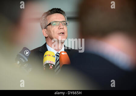 Berlin, Allemagne. Le 08 Avr, 2014. Le ministre allemand de l'intérieur Thomas de Maizière (CDU) observations sur le dernier verdict sur la conservation des données au Bundestag à Berlin, Allemagne, le 08 avril 2014. Photo : TIM BRAKEMEIER/DPA/Alamy Live News Banque D'Images