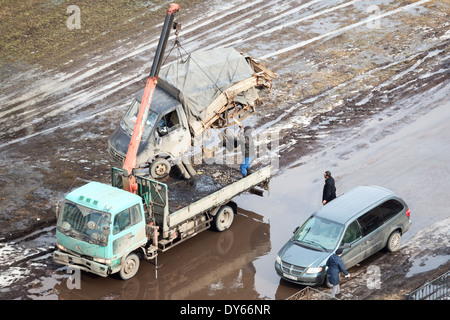 Dépanneuse bandes de chargement des wagons de marchandises de la route après la mise à la ferraille pour. Gouvernement à la casse Banque D'Images