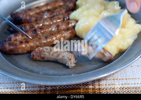 Allemagne, Bavière, Nuremberg, Restaurant, petite Bratwursts Nuremberg avec la salade de pommes de terre sur une plaque d'étain Banque D'Images