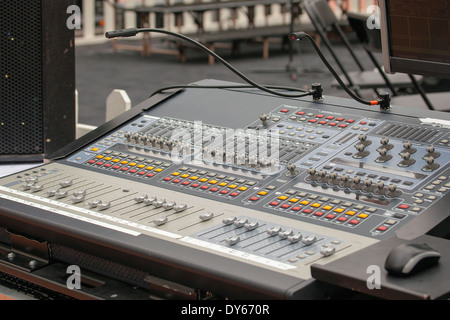 Console de mixage audio numérique pour vivre la performance sur scène et le contrôle des instruments de musique et micros Banque D'Images