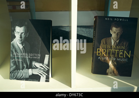 Livres sur le compositeur Benjamin Britten en exposition dans une librairie dans sa ville d'Aldeburgh, Suffolk, UK. Banque D'Images