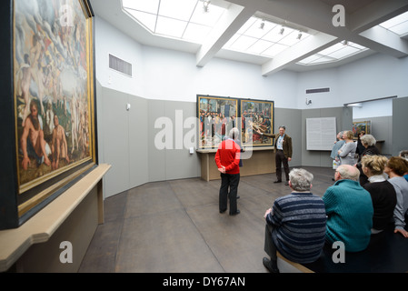 BRUGES, Belgique — la célèbre collection du Groeningemuseum présente des chefs-d'œuvre de la peinture flamande et belge, avec un accent particulier sur des œuvres de la période primitive flamande. Le musée abrite des exemples significatifs de l'art médiéval et de la Renaissance qui démontrent l'évolution des traditions flamandes de peinture. Cette collection représente l'un des plus importants assemblages du nord de l'Europe médiévale Banque D'Images