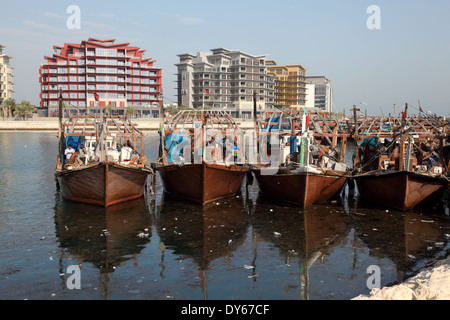 Bateaux de pêche dans le vieux port de Manama, Bahreïn, Moyen-Orient Banque D'Images