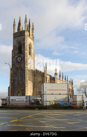 Les travaux de construction en cours à l'ancienne église anglicane Holy Trinity, Bolton, c'est converti en immeuble d'appartements. Banque D'Images