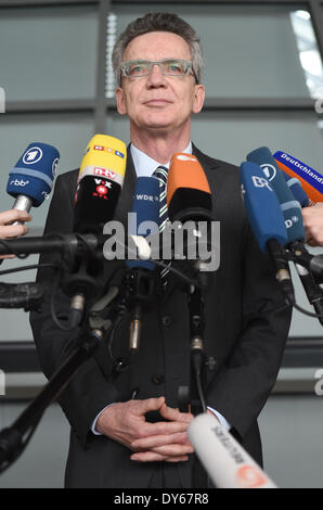 Berlin, Allemagne. Le 08 Avr, 2014. Le ministre allemand de l'intérieur Thomas de Maizière (CDU) observations sur le dernier verdict sur la conservation des données au Bundestag à Berlin, Allemagne, le 08 avril 2014. Photo : TIM BRAKEMEIER/DPA/Alamy Live News Banque D'Images