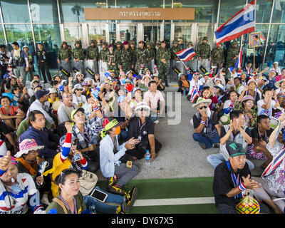 Bangkok, Nonthaburi, Thaïlande. 8Th apr 2014. Des manifestants anti-gouvernement bloquer l'entrée au ministère de la Justice à Bangkok. Plusieurs centaines de manifestants anti-gouvernement dirigé par Suthep Thaugsuban est allé au ministère de la Justice à Bangkok mardi. Suthep et les manifestants ont rencontré des représentants du ministère de la Justice et ont exprimé leur conviction que la vie politique thaïlandaise ont besoin d'être réformé.'' Les manifestants sont retournés à leur protestation en site principal dans le centre de Bangkok Lumpini Park après la réunion. © Jack Kurtz/ZUMAPRESS. Credit : ZUMA Press, Inc./Alamy Live News Banque D'Images