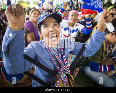 Bangkok, Nonthaburi, Thaïlande. 8Th apr 2014. Des manifestants anti-gouvernement pour encourager Suthep Thaugsuban tandis qu'ils bloquent l'entrée du ministère de la Justice à Bangkok. Plusieurs centaines de manifestants anti-gouvernement dirigé par Suthep Thaugsuban est allé au ministère de la Justice à Bangkok mardi. Suthep et les manifestants ont rencontré des représentants du ministère de la Justice et ont exprimé leur conviction que la vie politique thaïlandaise ont besoin d'être réformé.'' Les manifestants sont retournés à leur protestation en site principal dans le centre de Bangkok Lumpini Park après la réunion. Credit : ZUMA Press, Inc./Alamy Live News Banque D'Images