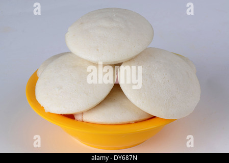 Idli sur fond blanc Banque D'Images