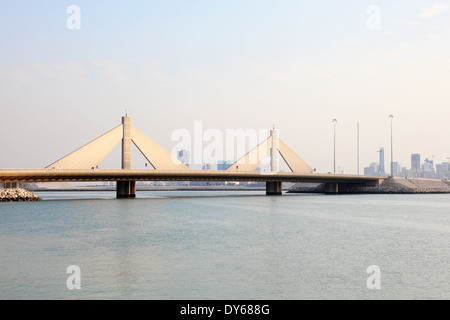 Le cheikh Isa Bin Salman Causeway Bridge au Bahreïn, au Moyen-Orient Banque D'Images