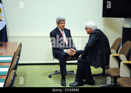 Kerry secrétaire se réunit avec le Ministre allemand des Affaires étrangères Steinmeier à Bruxelles Banque D'Images