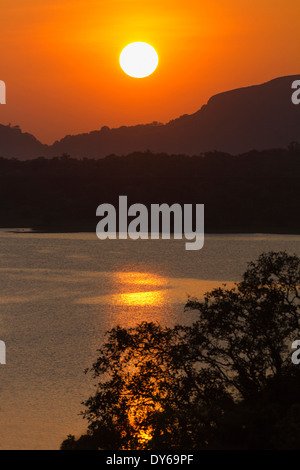 Coucher de soleil sur le réservoir à Kandalama Dambulla, Sri Lanka 13 Banque D'Images