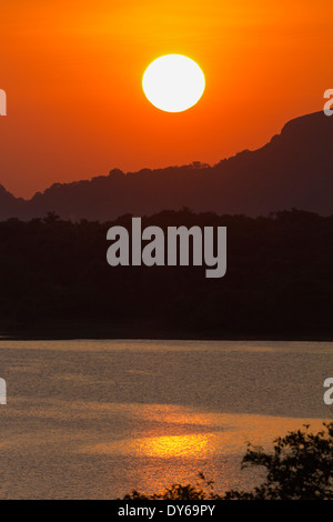 Coucher de soleil sur le réservoir à Kandalama Dambulla, Sri Lanka 12 Banque D'Images