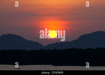 Coucher de soleil sur le réservoir à Kandalama Dambulla, Sri Lanka 9 Banque D'Images