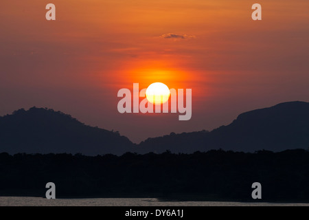 Coucher de soleil sur le réservoir à Kandalama Dambulla, Sri Lanka 8 Banque D'Images