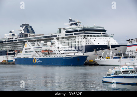 Antartctic les bateaux de croisière amarrés dans la ville d'Ushuaia qui est la capitale de la Terre de Feu, en Argentine, Banque D'Images