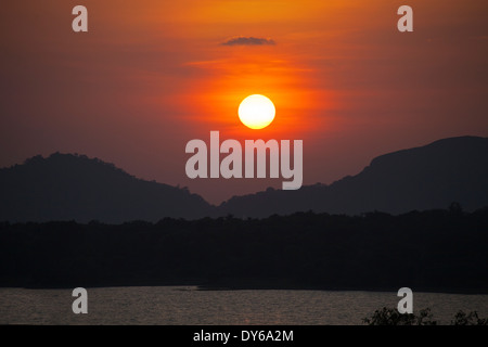 Coucher de soleil sur le réservoir à Kandalama Dambulla, Sri Lanka 6 Banque D'Images