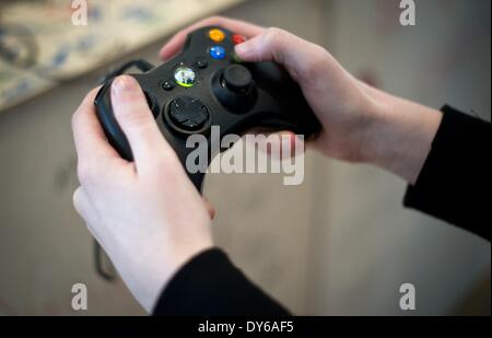 Berlin, Allemagne. Le 08 Avr, 2014. Une femme est titulaire d'un contrôleur de jeux internationales semaine à Berlin, Allemagne, le 08 avril 2014. Jeux internationaux de Berlin la semaine a lieu du 08 au 13 avril 2014. Photo : DANIEL NAUPOLD/DPA/Alamy Live News Banque D'Images