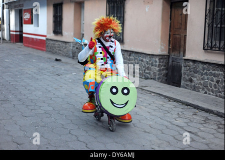 Le Clown dans la rue à Panajachel, Guatemala. Banque D'Images