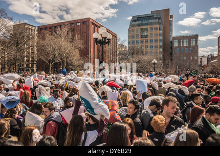 Pillow Fight International Day à New York City 2014 Banque D'Images