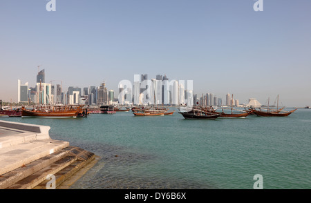 L'horizon de la nouvelle ville de Doha. Port en dhow au premier plan. Doha, au Qatar, au Moyen-Orient Banque D'Images