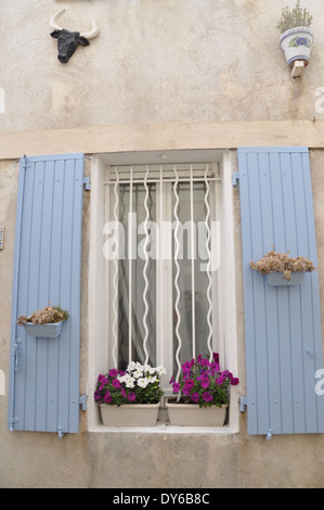 Jolie fenêtre et volets décoratifs sur une maison à Saintes Maries de la mer, de Camargue, France Banque D'Images