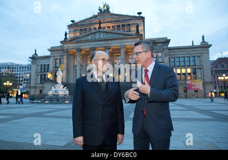 Berlin, Allemagne. 07Th avr, 2014. Le ministre allemand de l'intérieur Thomas de Maizière (CDU, R) rencontre le nouveau ministre français de l'intérieur Bernard Cazeneuve à Gendarmenmarkt à Berlin, Allemagne, 07 avril 2014. Photo : Joerg Carstensen/dpa/Alamy Live News Banque D'Images