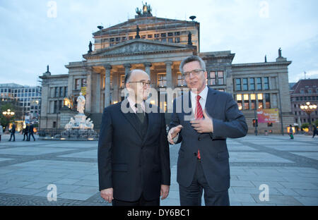 Berlin, Allemagne. 07Th avr, 2014. Le ministre allemand de l'intérieur Thomas de Maizière (CDU, R) rencontre le nouveau ministre français de l'intérieur Bernard Cazeneuve à Gendarmenmarkt à Berlin, Allemagne, 07 avril 2014. Photo : Joerg Carstensen/dpa/Alamy Live News Banque D'Images