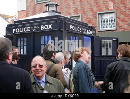 Boscombe, UK . Le 08 Avr, 2014. Boscombe, UK . Le 08 Avr, 2014. Le BOSCOMBE police tant attendu 'boîte' tardis est officiellement dévoilé au public par Bournemouth East MP Tobias Ellwood devant des dignitaires, des commerçants et des résidents. La police dit que le fort, l'un des deux seuls dans le pays d'exploitation, fournira une empreinte de police hautement visible à l'extrémité ouest de l'enceinte sur la route de Christchurch. Il sera régulièrement doté au cours de jour à temps partiel, et d'un téléphone connecté jaune va se connecter les membres du public à la Police du Dorset, à d'autres moments. Credit : Carolyn Jenkins/Alamy Live News Banque D'Images