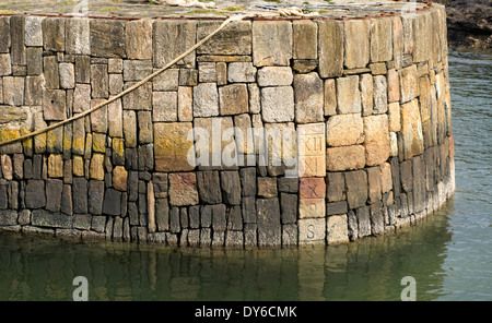 L'ancien mur du port construit avec des pierres fixé verticalement à Portsoy sur la côte nord-est dans l'Aberdeenshire en Écosse Banque D'Images