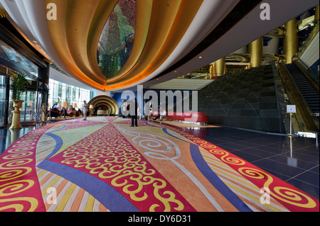 Le luxueux hôtel de grand hall à l'entrée de l'hôtel Burj Al Arab, Dubaï, Émirats arabes unis, ÉMIRATS ARABES UNIS. Banque D'Images