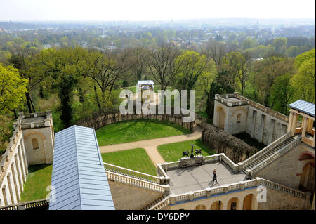 Potsdam, Allemagne. Apr 02, 2014. Vue sur le belvédère sur le Pfingstberg à Potsdam, Allemagne, 02 avril 2014. Le palais au sommet du Pfingstberg mountain a été commandé par Frédéric Guillaume IV et construit entre 1847 et 1863 par les architectes Ludwig Persius, Friedrich August Stueler et Ludwig Ferdinand Hesse. Photo : Bernd Settnik ZB/dpa/Alamy Live News Banque D'Images