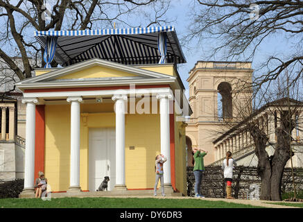 Potsdam, Allemagne. Apr 02, 2014. Vue sur le temple Pamona et belvédère sur le Pfingstberg à Potsdam, Allemagne, 02 avril 2014. Le palais au sommet du Pfingstberg mountain a été commandé par Frédéric Guillaume IV et construit entre 1847 et 1863 par les architectes Ludwig Persius, Friedrich August Stueler et Ludwig Ferdinand Hesse. Photo : Bernd Settnik ZB/dpa/Alamy Live News Banque D'Images