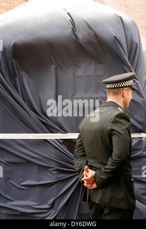 Boscombe, UK . Le 08 Avr, 2014. Le BOSCOMBE police tant attendu 'boîte' tardis est officiellement dévoilé au public par Bournemouth East MP Tobias Ellwood devant des dignitaires, des commerçants et des résidents. La police dit que le fort, l'un des deux seuls dans le pays d'exploitation, fournira une empreinte de police hautement visible à l'extrémité ouest de l'enceinte sur la route de Christchurch. Il sera régulièrement doté au cours de jour à temps partiel, et d'un téléphone connecté jaune va se connecter les membres du public à la Police du Dorset, à d'autres moments. Credit : Carolyn Jenkins/Alamy Live News Banque D'Images