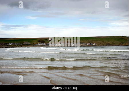 Voir à travers les vagues au village de Sandend sur la côte de Moray dans Aberdeenshire Ecosse Banque D'Images