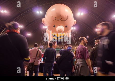 Le Charlie Brown ballon de la Macy's Thanksgiving Day Parade flotte sur le MoCCA Festival à New York Banque D'Images