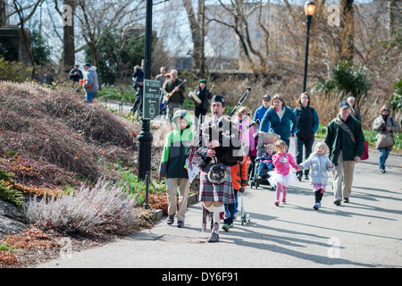 Les visiteurs du parc à participer à une procession dans le 3-acre Jardin Heather à Fort Tryon Park à New York Banque D'Images