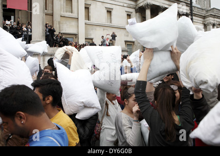 L'Annual International Pillow Fight flash mob organisé à Trafalgar Square à Londres le 5 avril, England, UK Banque D'Images